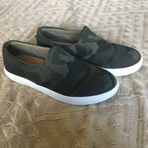 STEVE MADDEN SLIP-ON SNEAKER Sz 7